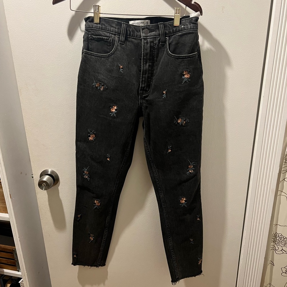 Abercrombie and fitch “the skinny” high rise embroidered jeans - like new